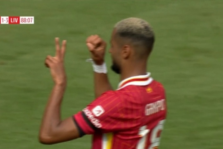 加克波破门！随后同样做出若塔经典庆祝动作，并手比20致敬队友